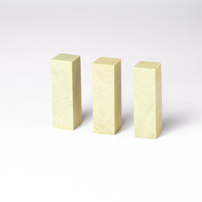 【青田石 新鉱】1.5x1.5x5cm（三点セット）産地厳選 書道 篆刻 雅号印 落款印 印材 押印 「彫りやすく初心者でも扱いやすい」 仮名 中字 大字仮名 半紙細字 中字作品