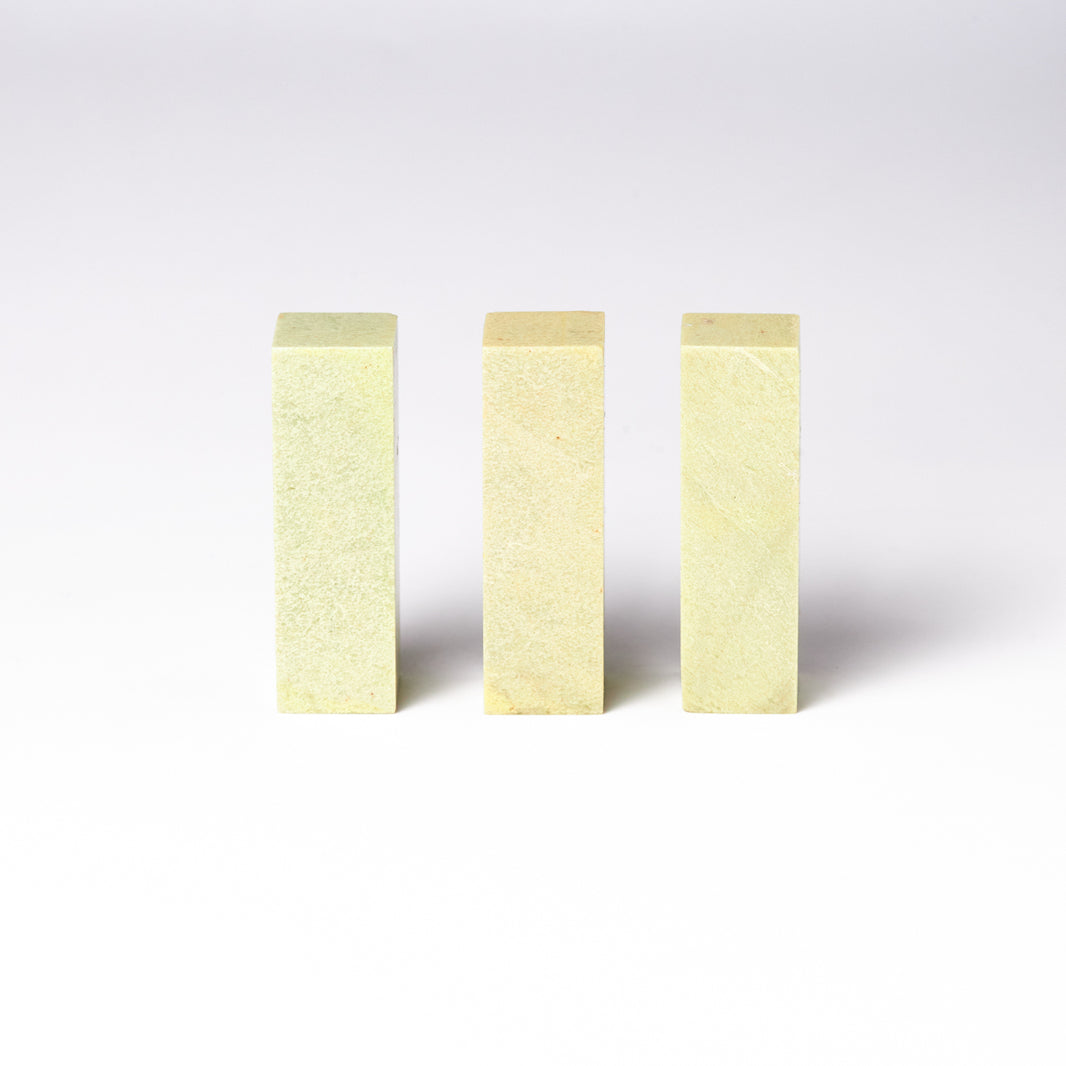 【青田石 新鉱】1.5x1.5x5cm（三点セット）産地厳選 書道 篆刻 雅号印 落款印 印材 押印 「彫りやすく初心者でも扱いやすい」 仮名 中字 大字仮名 半紙細字 中字作品