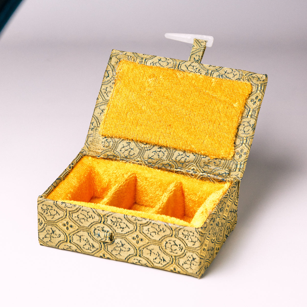 大サイズ・篆刻印収納・錦布張りの印鑑専用ケース アジア篆芸 2.5x2.5x5cm（３顆組）