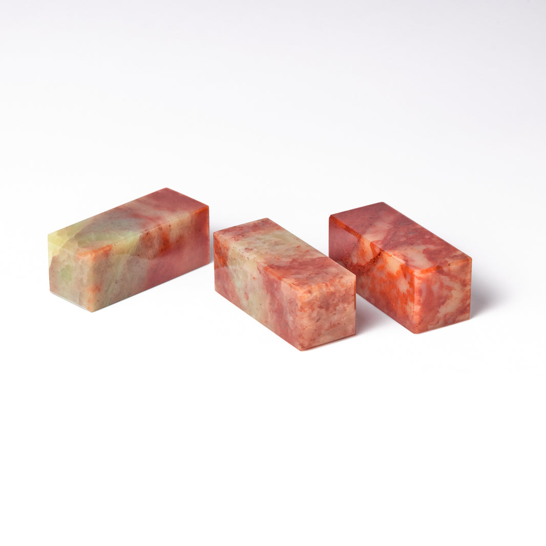 【朱砂紅凍石】2x2x5cm（三点セット） 産地厳選 書 書法 篆刻 印材 インド原産の近年採れだした彫りやすい石材です。石質は「寿山石」にも似た彫り味と外観をしています。