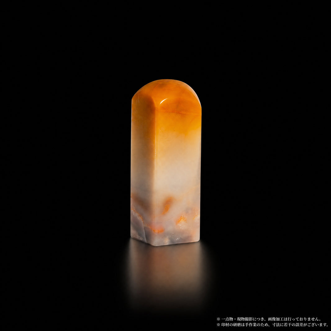 巴林石 彩石 濃橙転白 1.5×1.5×4.6cm 正面