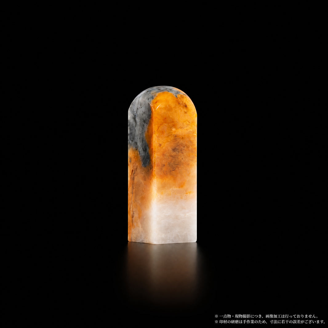 巴林石 彩石 橙墨白層 1.7×1.7×5.1cm 正面
