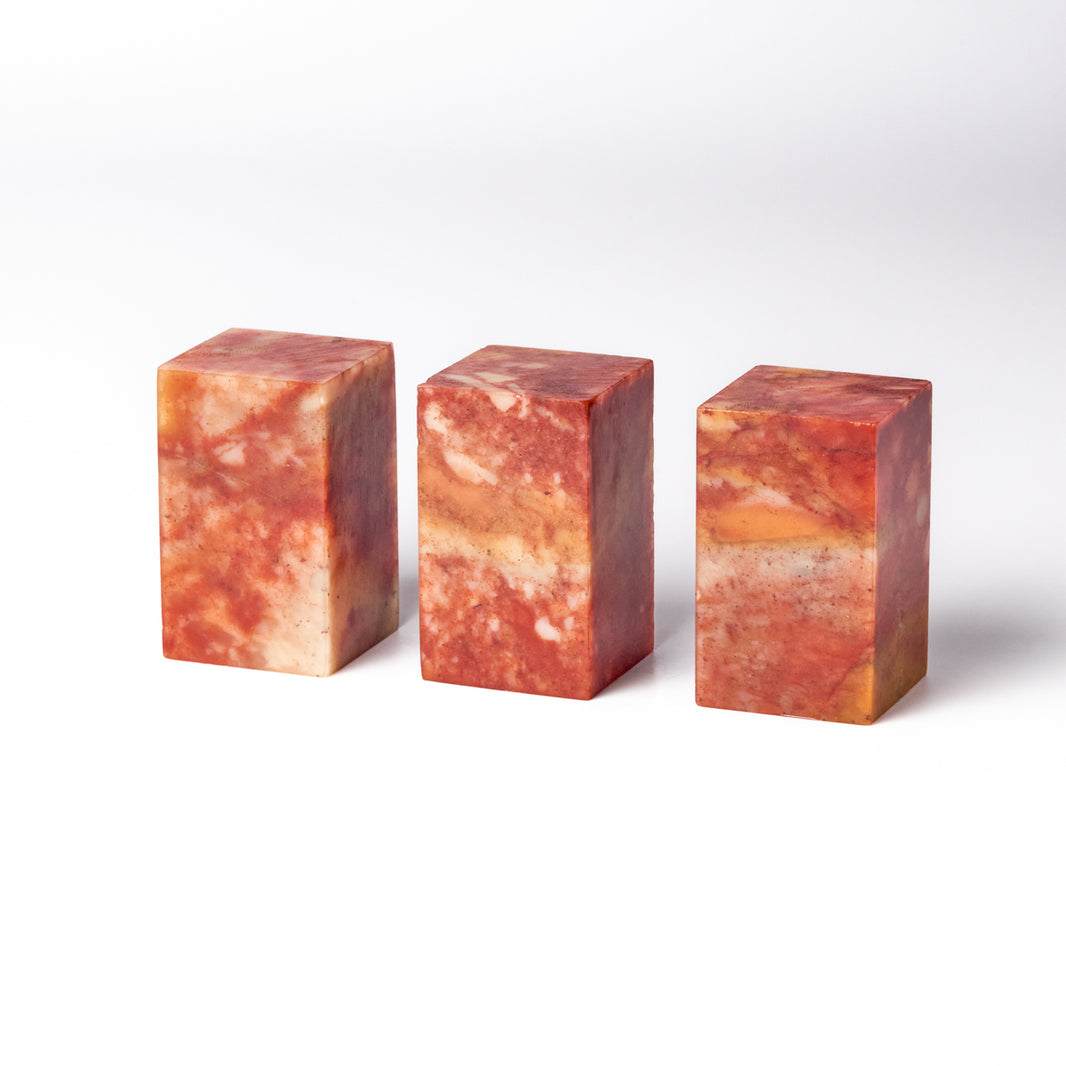 【朱砂紅凍石】 3x3x5cm（三点セット） 産地厳選 書 書法 篆刻 印材 インド原産の近年採れだした彫りやすい石材です。石質は「寿山石」にも似た彫り味と外観をしています。