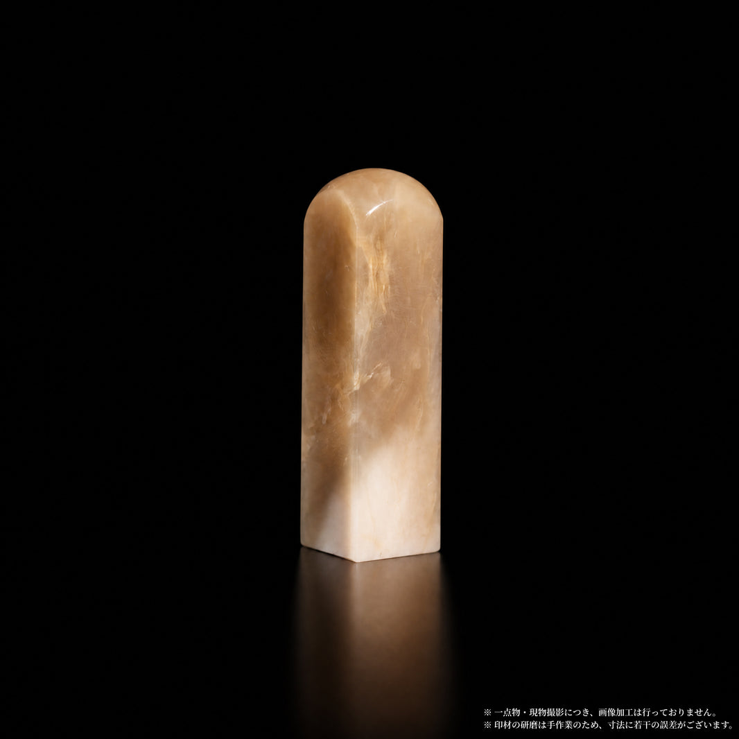 巴林石 彩石 浅米素浄 1.36×1.36×5.0cm 別角度