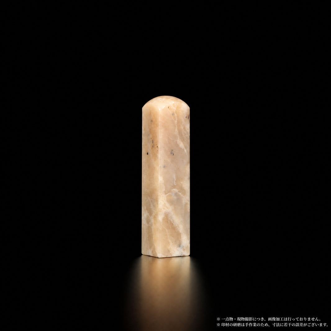 巴林石 彩石 浅米細膩 1.16×1.16×5.5cm 別角度