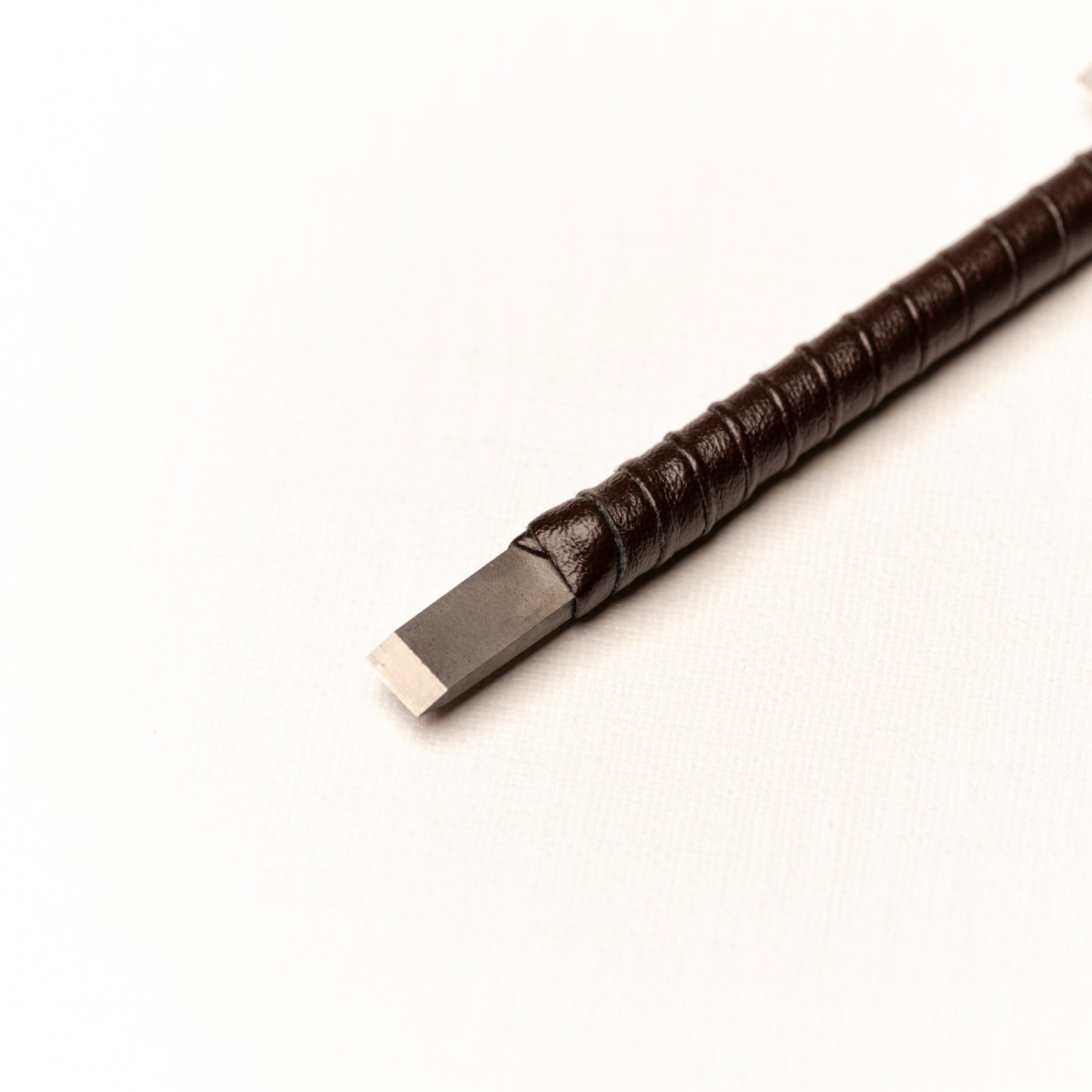 篆刻刀 印刀 角型 革巻き 両刃 初心者向け 6.5mm タングステン鋼製 職人手作り