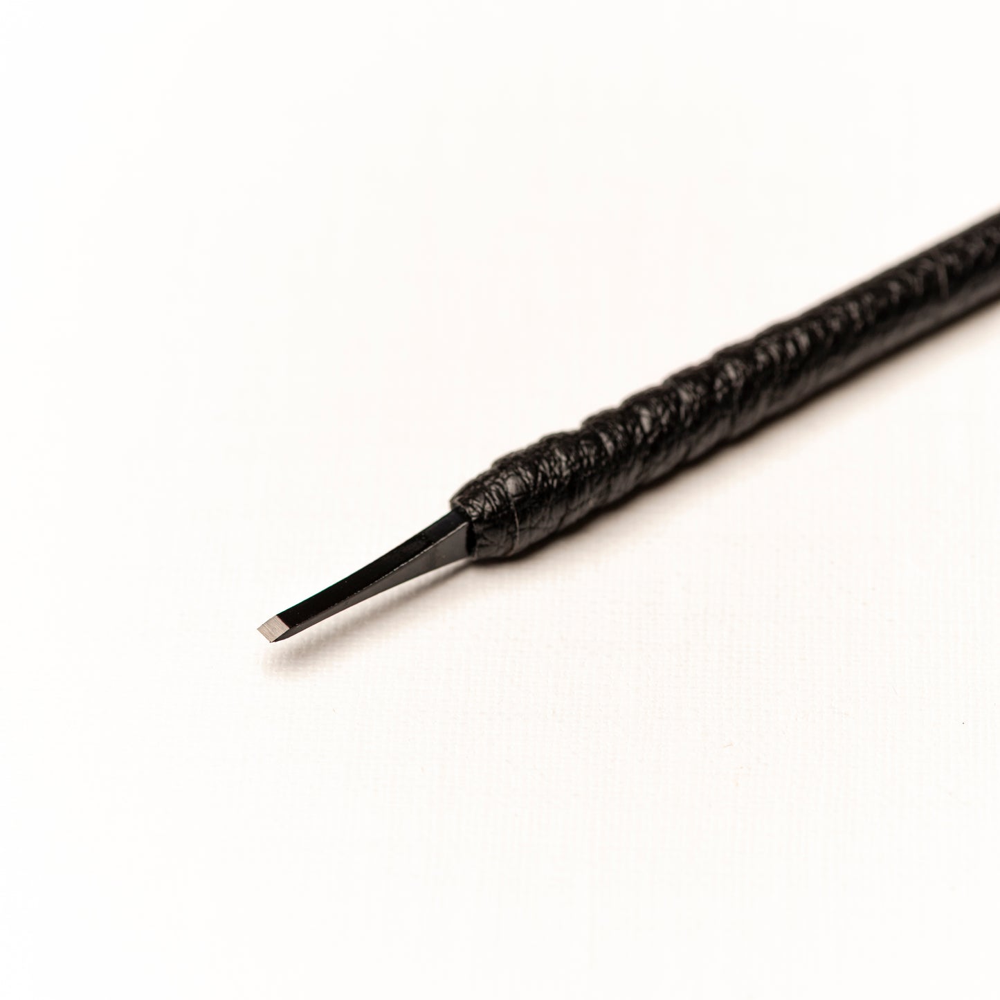 篆刻刀 印刀 角型 革巻き 両刃 双曲面 2mm タングステン鋼製 職人手作り