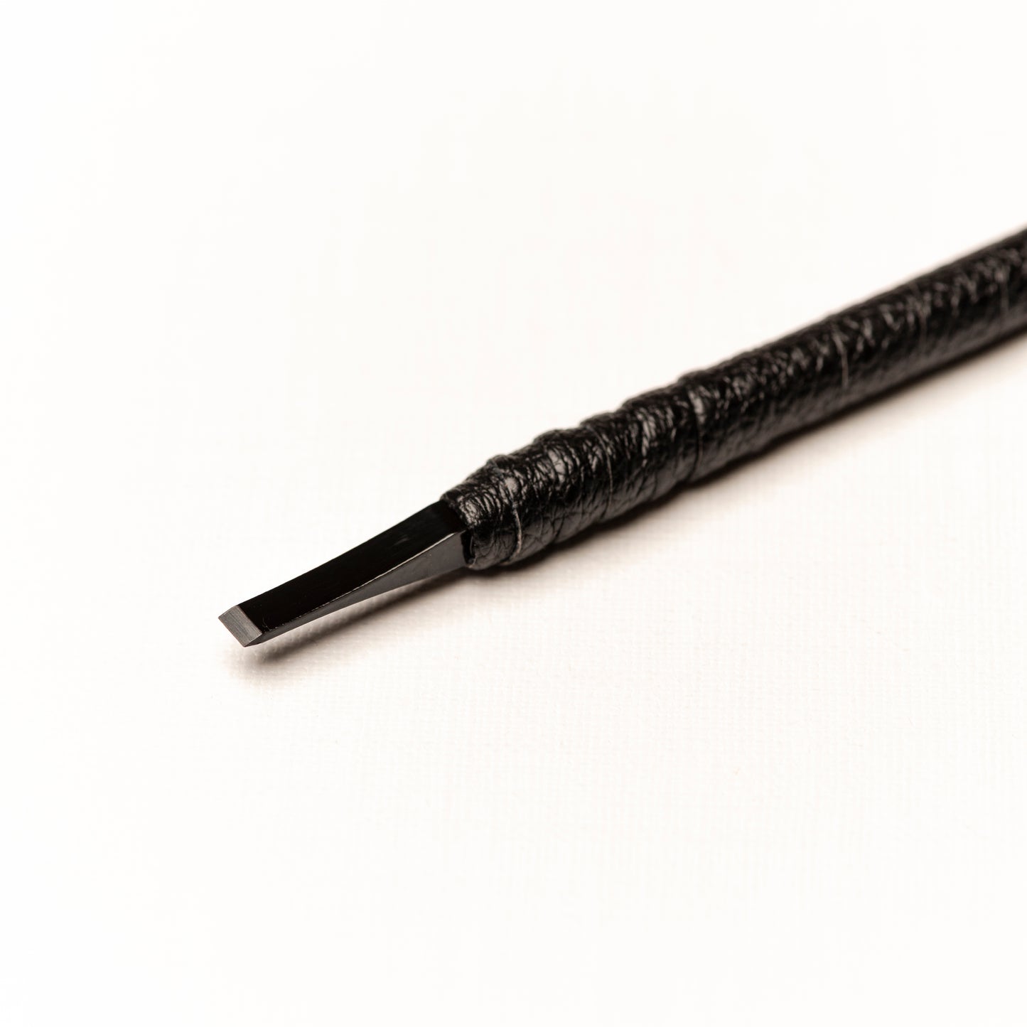 篆刻刀 印刀 角型 革巻き 両刃 双曲面 4mm タングステン鋼製 職人手作り