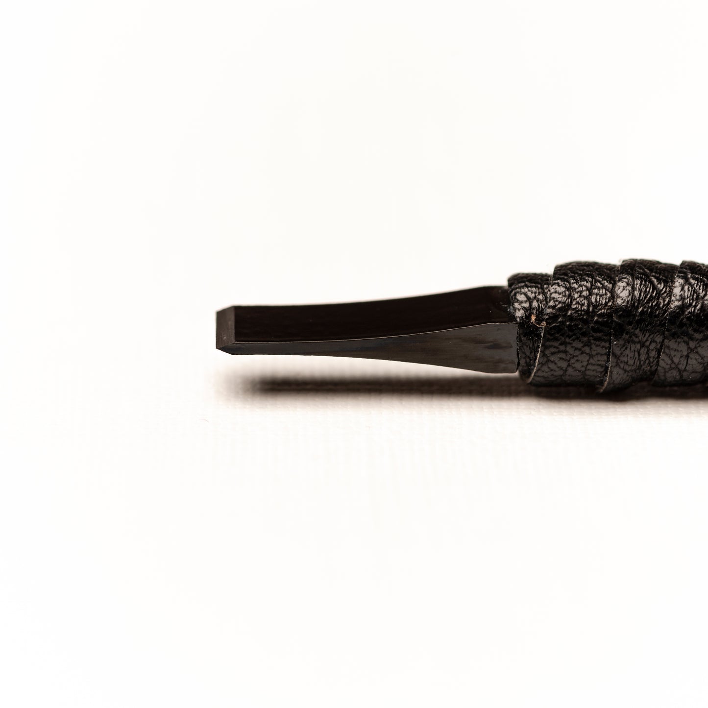篆刻刀 印刀 角型 革巻き 両刃 双曲面 2mm タングステン鋼製 職人手作り