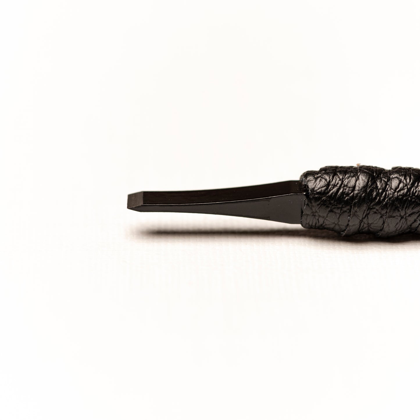 篆刻刀 印刀 角型 革巻き 両刃 双曲面 4mm タングステン鋼製 職人手作り