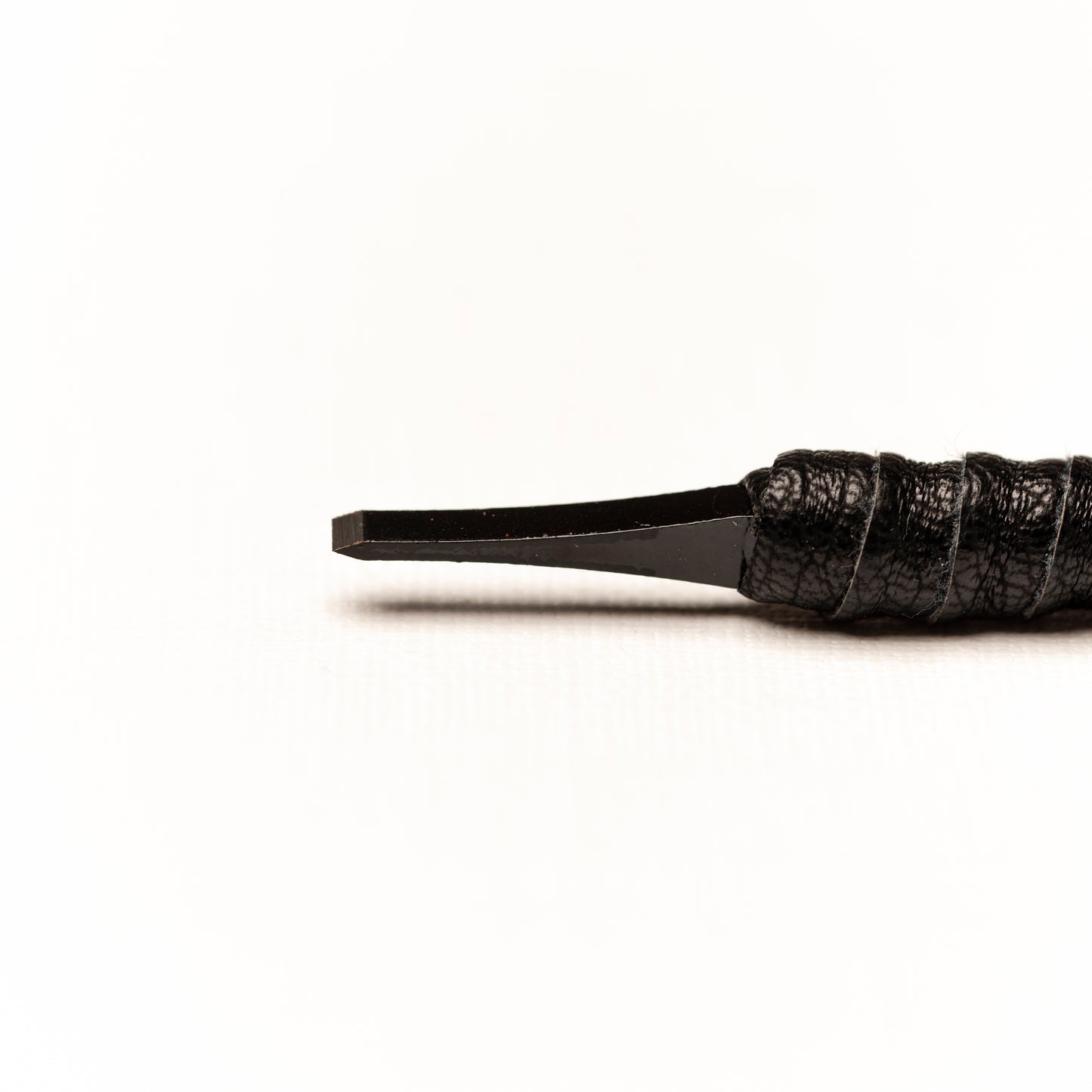 篆刻刀 印刀 角型 革巻き 両刃 双曲面 5mm タングステン鋼製 職人手作り